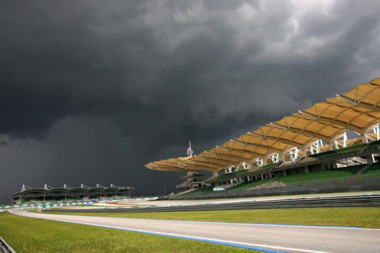 Afbeelding: Dreigende wolken boven het circuit van Maleisië.