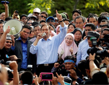 Afbeelding: Anwar Ibrahim begin vorige week na zijn vrijspraak tussen aanhangers in Kuala Lumpur.