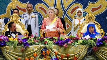 Afbeelding: Vlnr: De sultan van Brunei, Koningin Beatrix en de vrouw van de sultan.