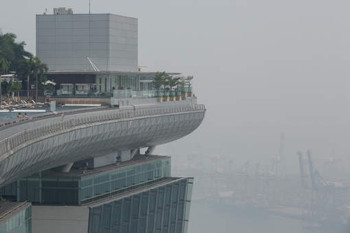 Afbeelding: Zware luchtvervuiling steekt wolkenkrabbers in Singapore in de smog.