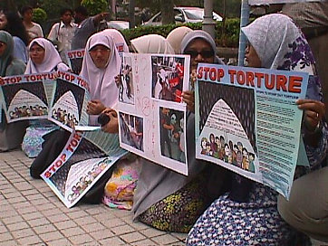 Afbeelding: Moslimvrouwen roepen op tot het stoppen van martelingen 18/01/2000