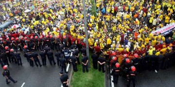 Afbeelding: Betogers in het geel, hopend op steun van de koning.