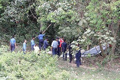 Afbeelding: De politie inspecteerd het wrak van de RMAF Pilatus PC-7 na de crash achter het Tangga Malaysian Agricultural Research and Development Institute (Mardi) nabij Universiti Utara Malaysia (UUM).